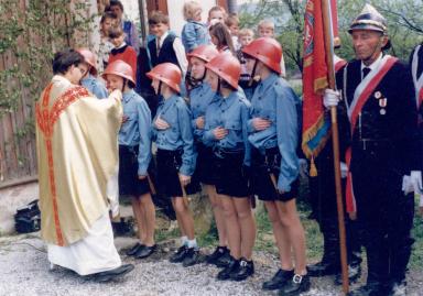 Młodzieżowa Drużyna Pożarnicza dziewcząt podczas uroczystyści strażackiej w Ujeździe.
