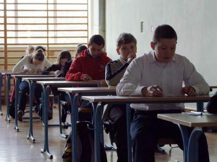 Uczestnicy turnieju podczas pisania testu.