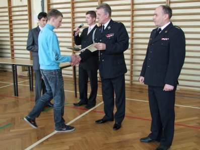  Dyplom za udział odbiera kapitam MDP Bytomsko.